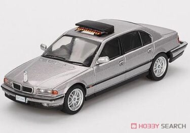 映画「トゥモロー・ネバー・ダイ」のBMW 750ILが1/64で登場！ドイツ語版パッケージも魅力！