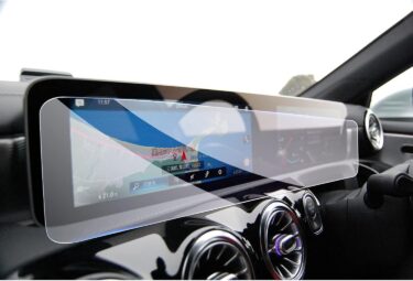 傷も汚れも怖くない！メルセデス専用ガラスフィルムでディスプレイを美しく保つ！