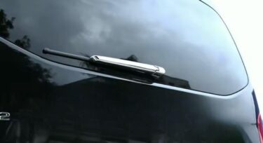 メルセデスベンツVクラスの後ろ姿をワンランクUP！メッキリアワイパーカバーで手軽に高級感をプラス！